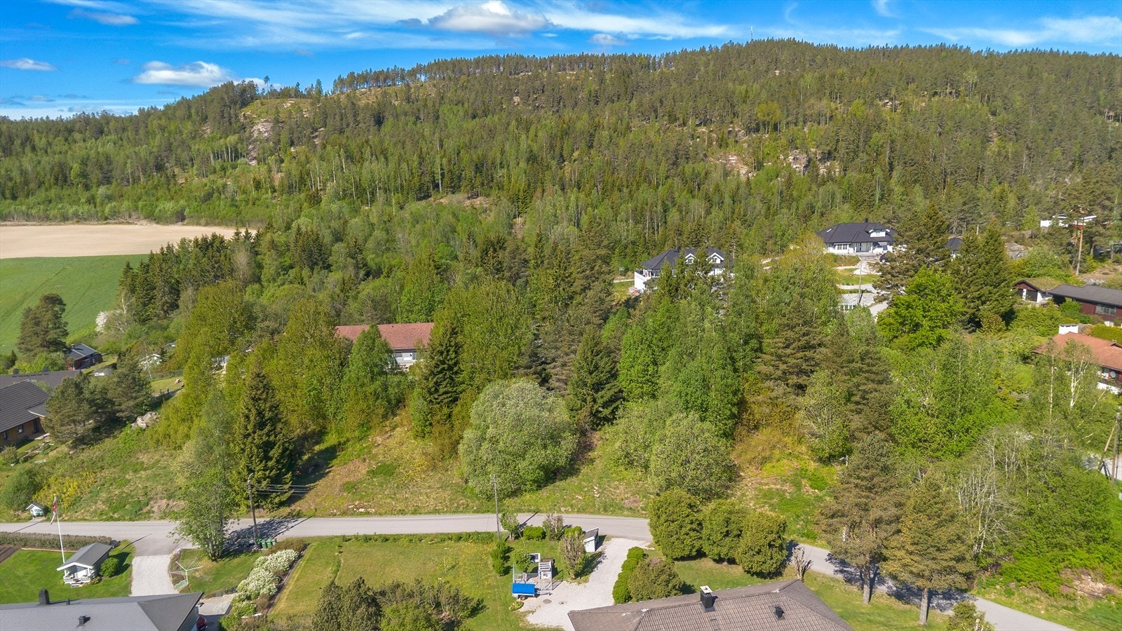 Kjøper er selv ansvarlig for å byggemelde samt å framskaffe bygningsmyndighetenes godkjennelse for den bebyggelse som er tenkt oppført på eiendommene før eventuelle byggearbeider igangsettes Galleribilde