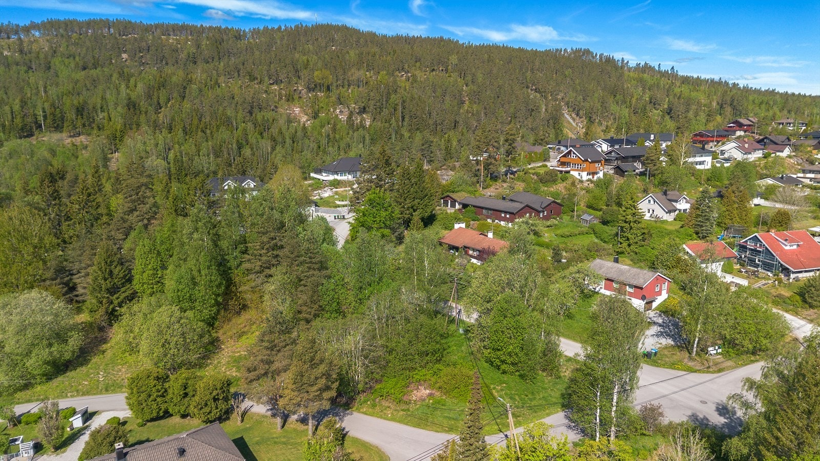 Tomtene har en attraktiv beliggenhet på Burholtoppen, Bjørkelangen, i et godt etablert boligfelt Galleribilde