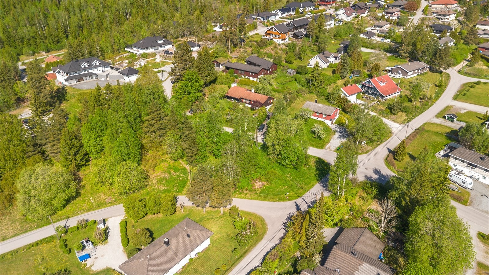 Begge tomtene er regulert til frittliggende småhusbebyggelse med et maksimalt BYA på 30 % hver Galleribilde