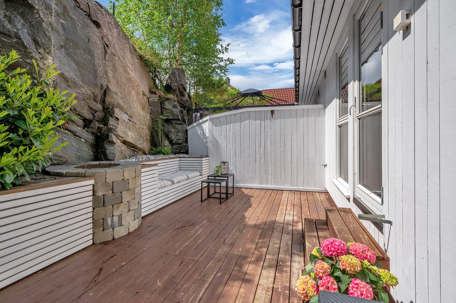 Det er innebygd grill og sofa Galleribilde