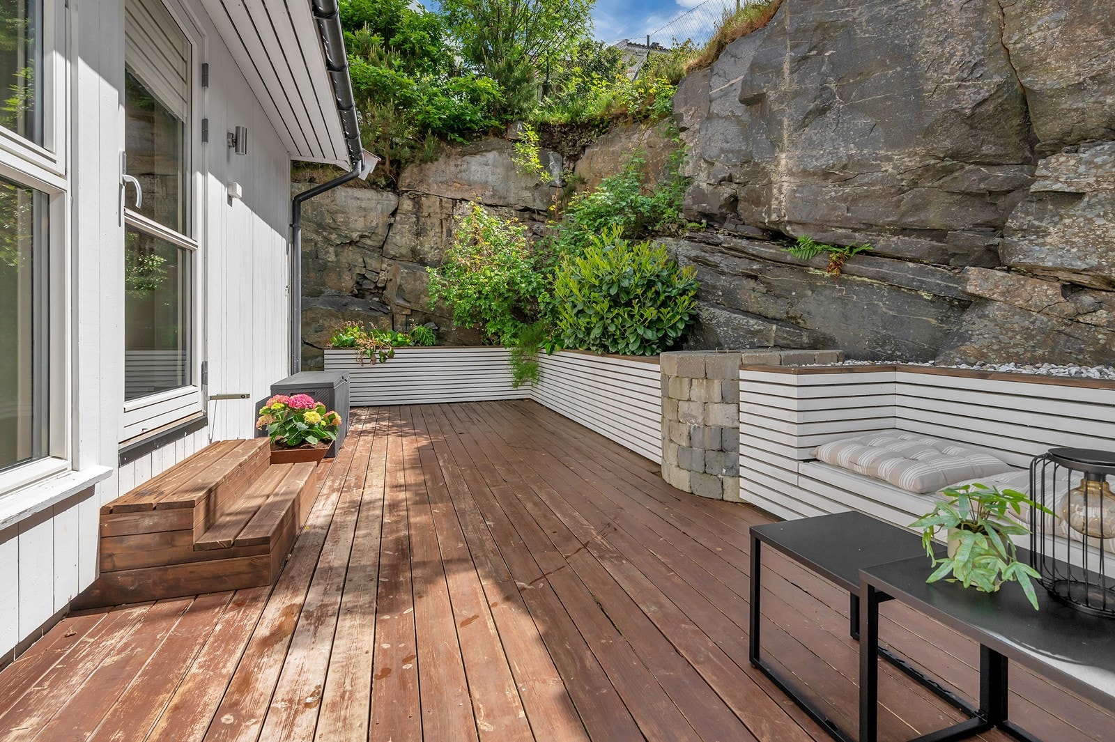 Nydelig terrasse på baksiden med diverse beplantninger Galleribilde