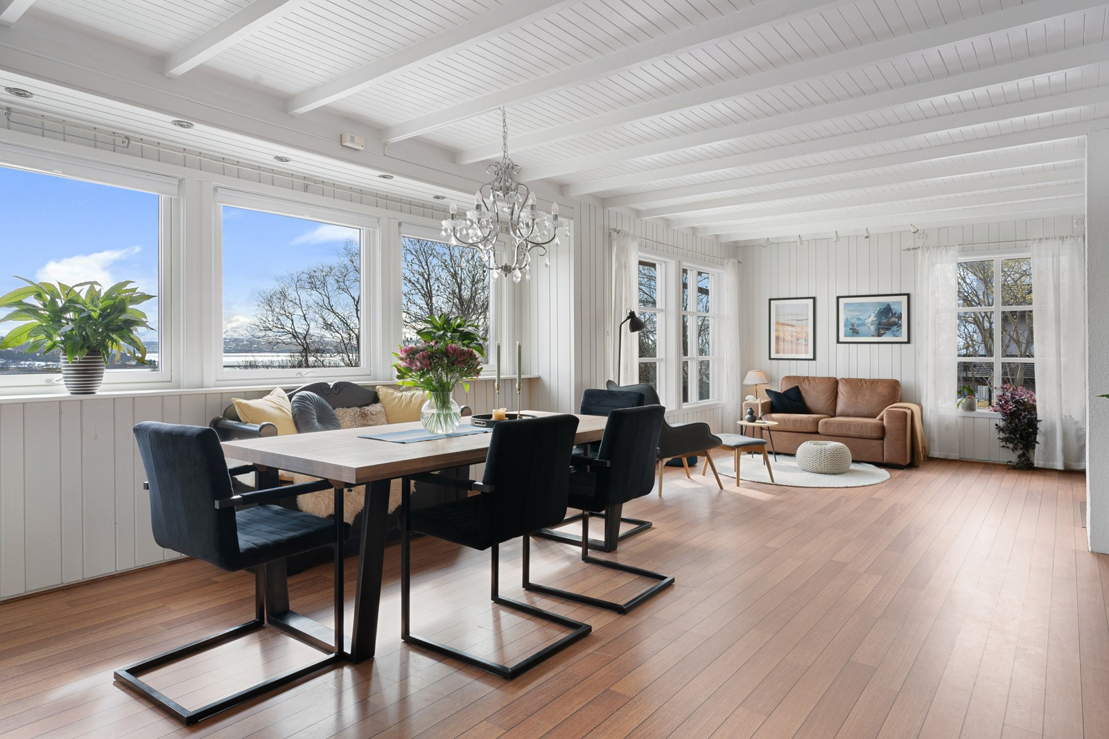 Her er det utallige muligheter for innredning av spise- eller sittegrupper. Åpent, lyst og luftig.