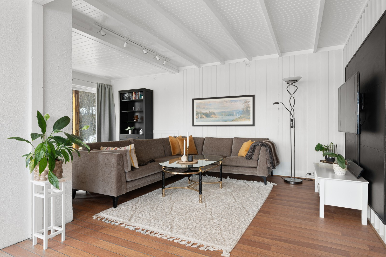 God plass til TV og stor sofa med plass til hele familien!