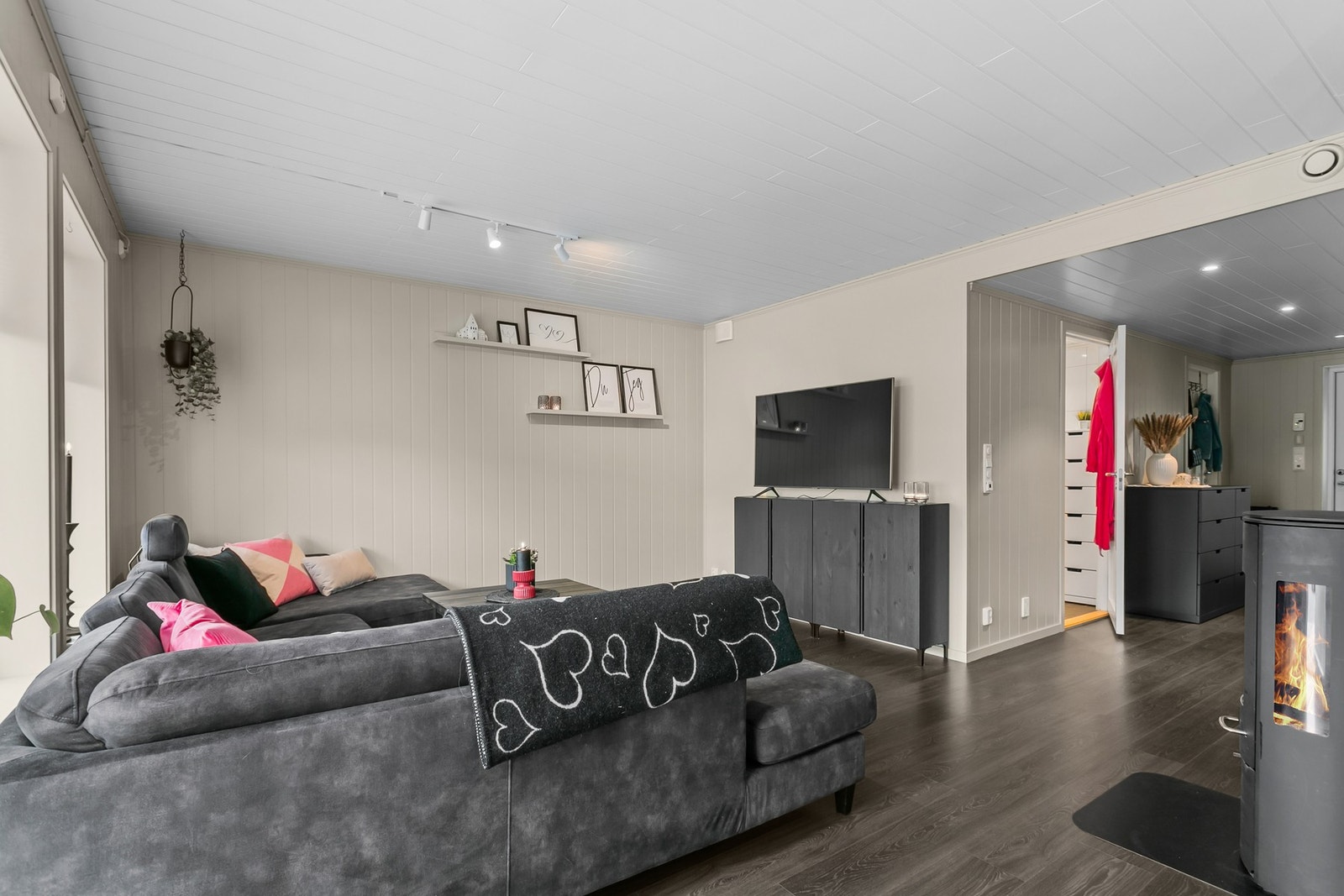 Det er åpen stue kjøkken løsning på 30m². Galleribilde