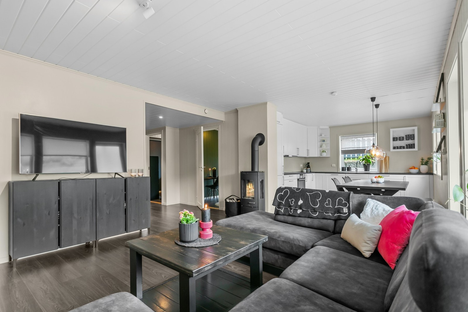 Leiligheten er fra 2017. Det er både vedfyring og elektrisk oppvarming. Galleribilde