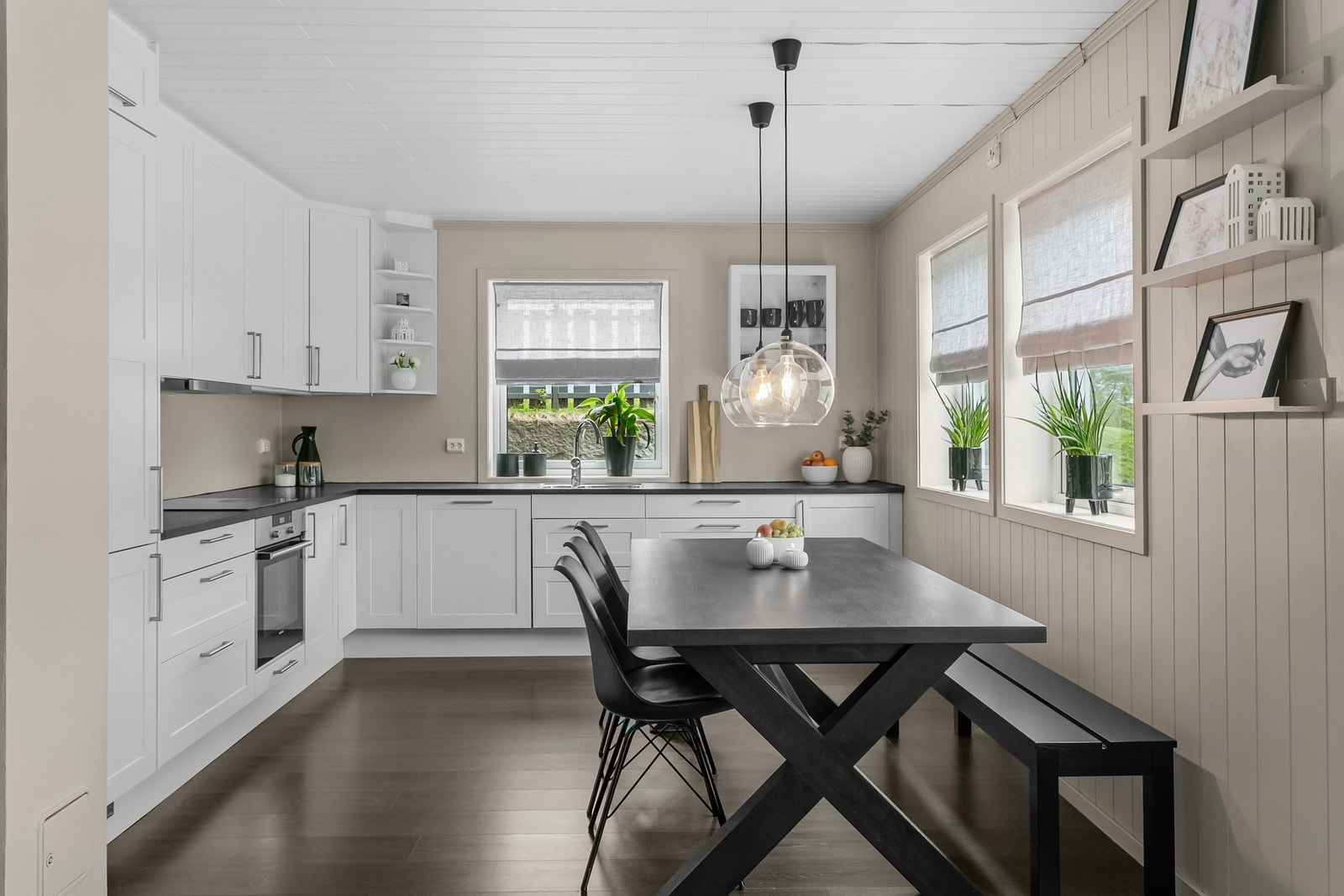 Kjøkkenet byr på rikelig med skap og benkeplass. Galleribilde