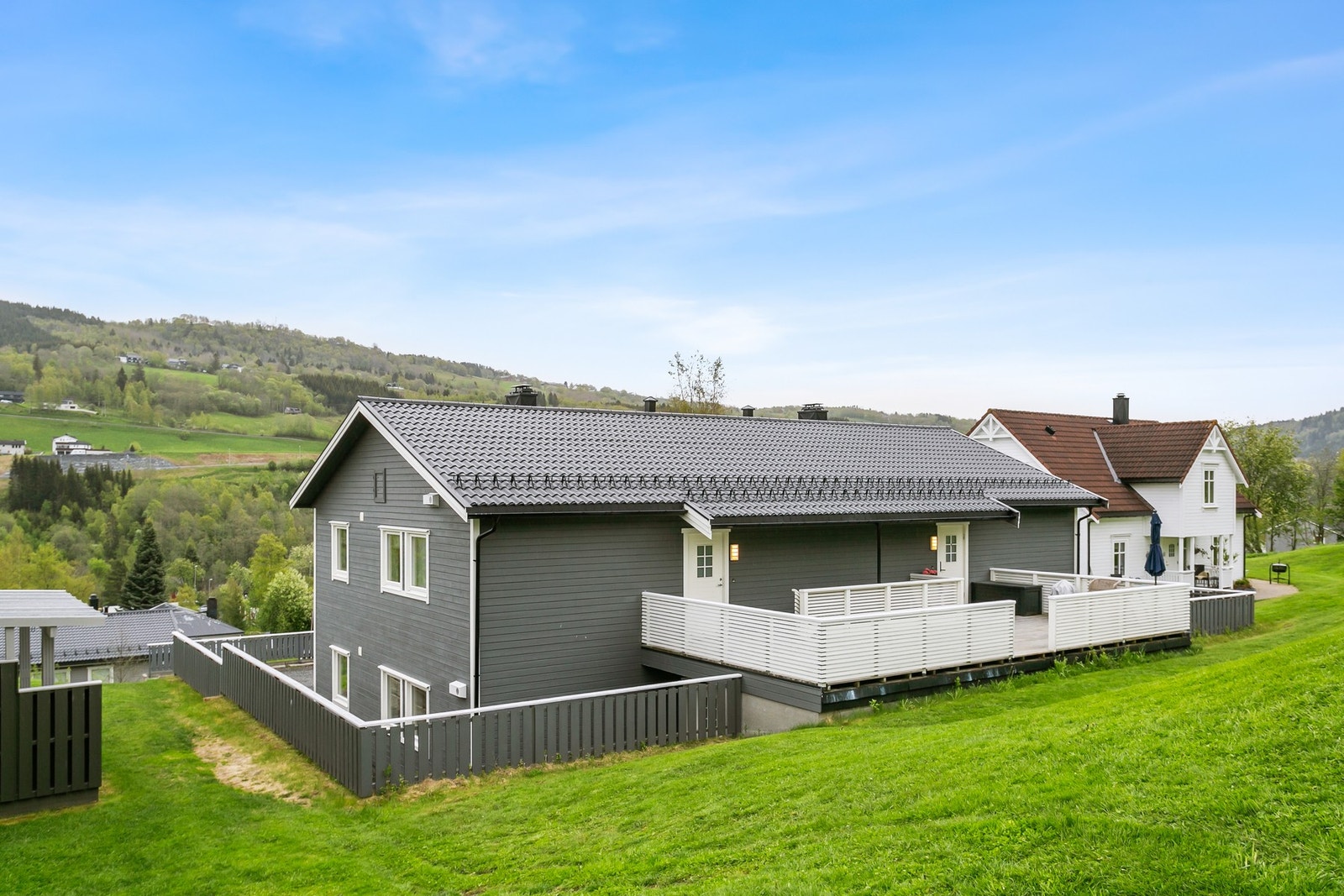 Eiendommen ligger flott til med kort nærhet til Soknedal sentrum. Galleribilde