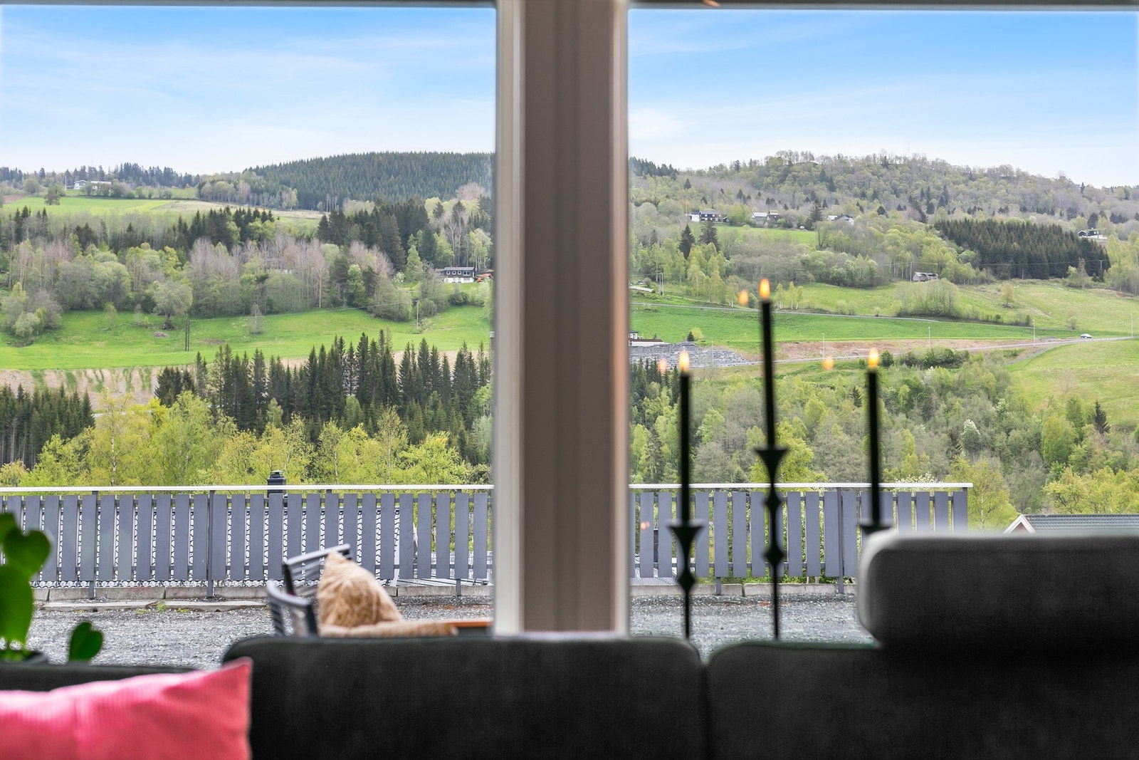 Leiligheten byr på flotte sol og utsiktsforhold. Galleribilde