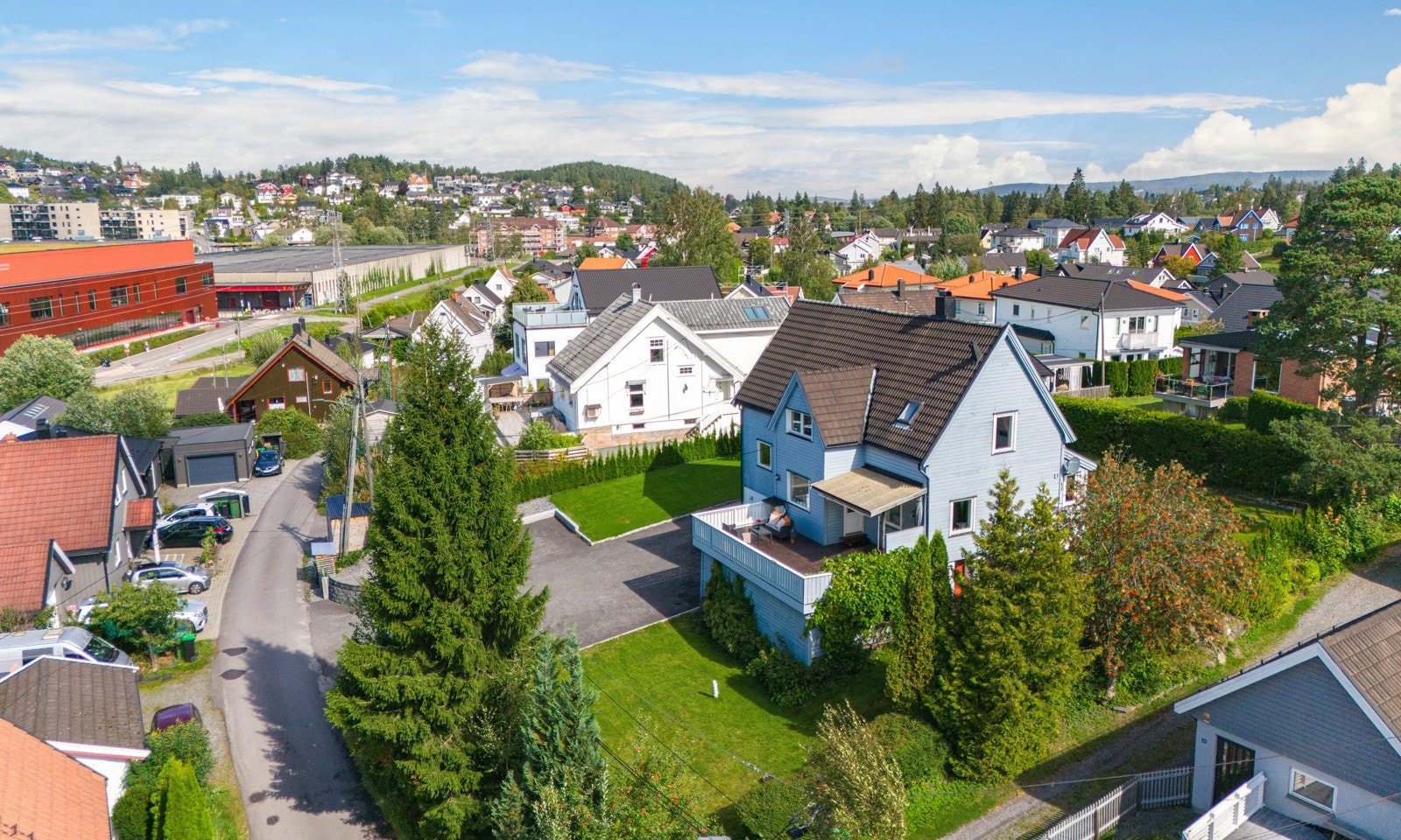 Tomten er stor med god plass til biloppstilling og lek. Galleribilde