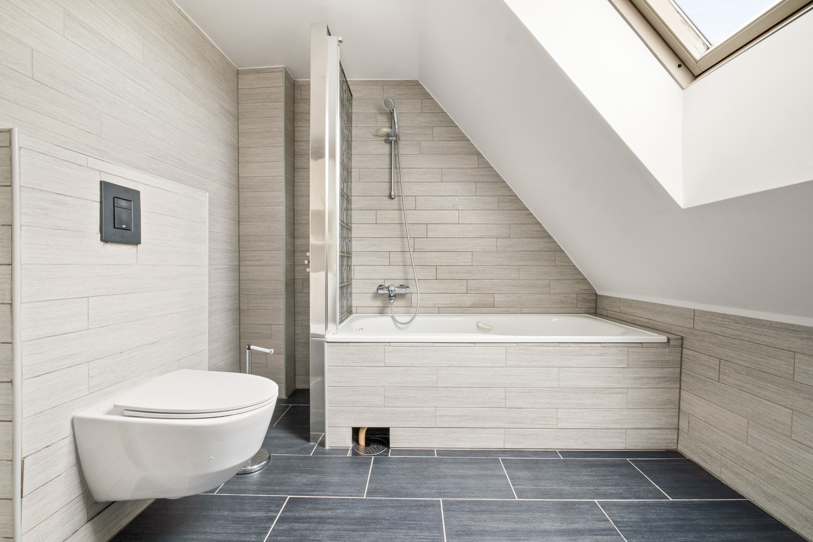 Badet i 2.etasje er innredet med badekar, vegghengt toalett og servantskap. Galleribilde