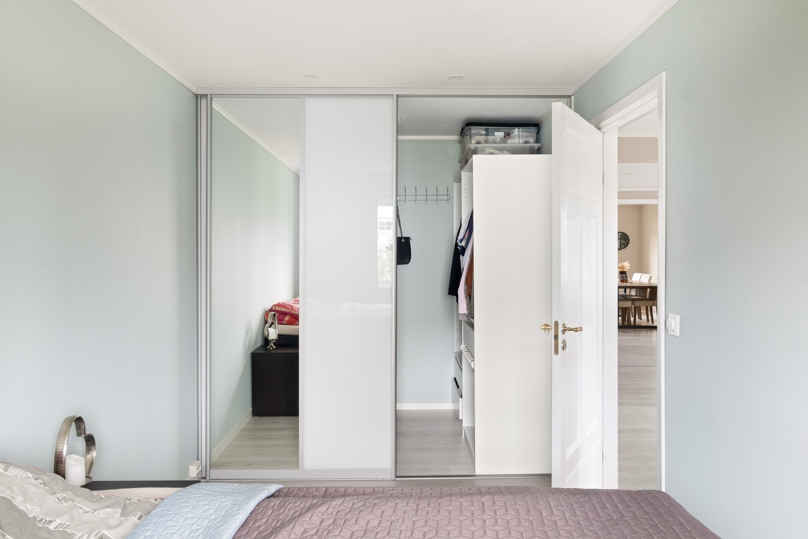 Praktisk skyvedørsgarderobe finner du i hvert soverom i huset. Galleribilde
