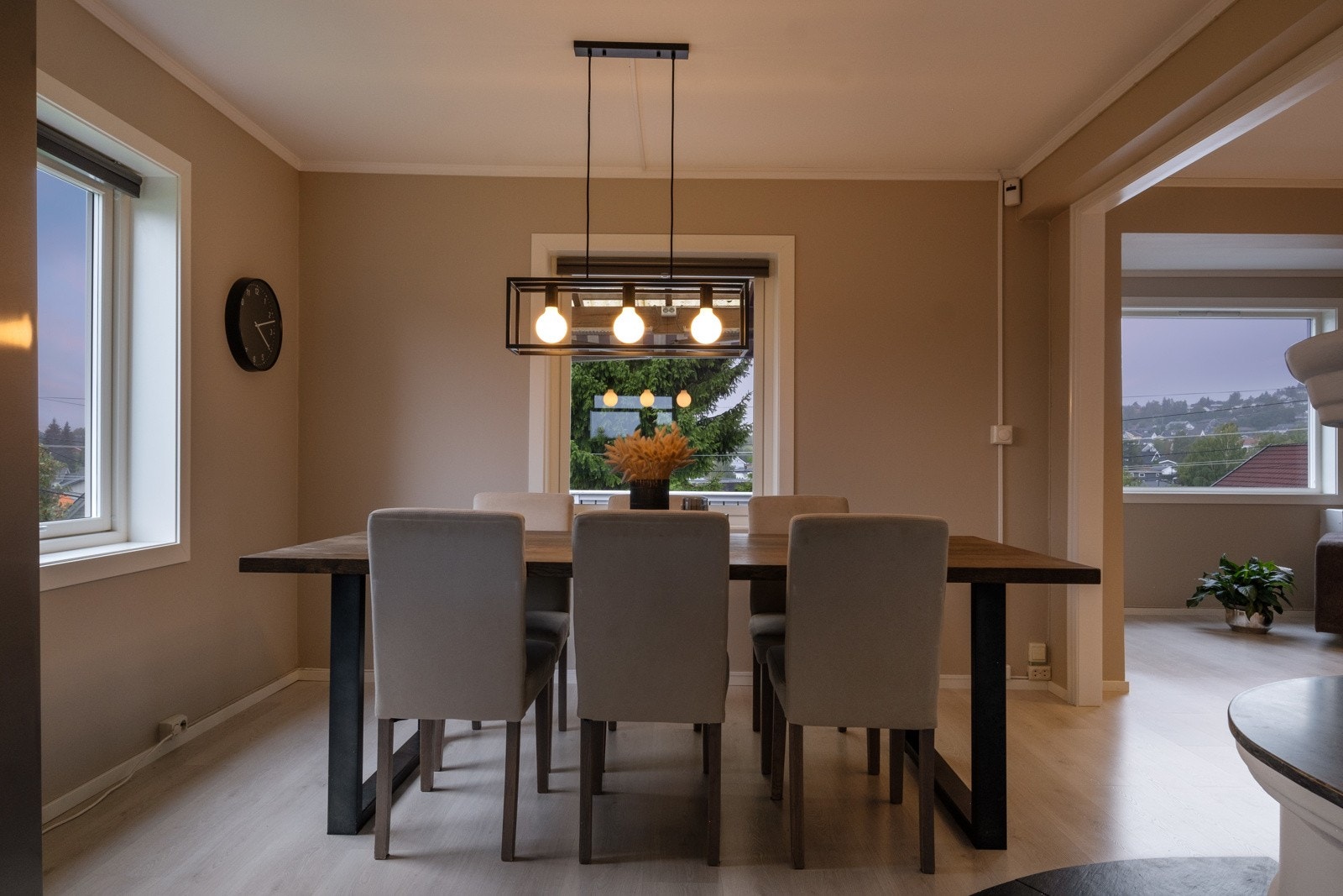 Spisestuen og kjøkkenet er på ca. 25 m². Her kan du dekke på til langbord. Galleribilde