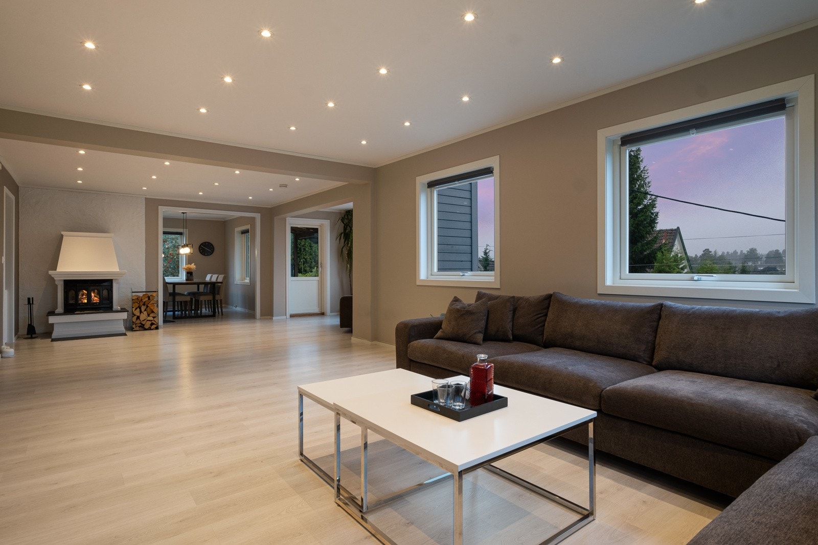 Stor stue på ca.45 m² med god plass til flere sittegrupper. Galleribilde