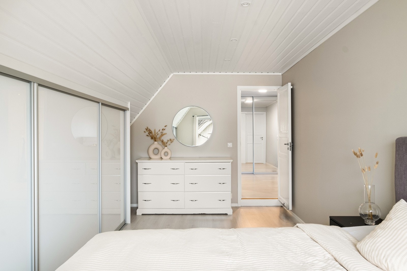 Plassen er godt utnyttet med skyvedørsgarderobe i stråtaket. Galleribilde