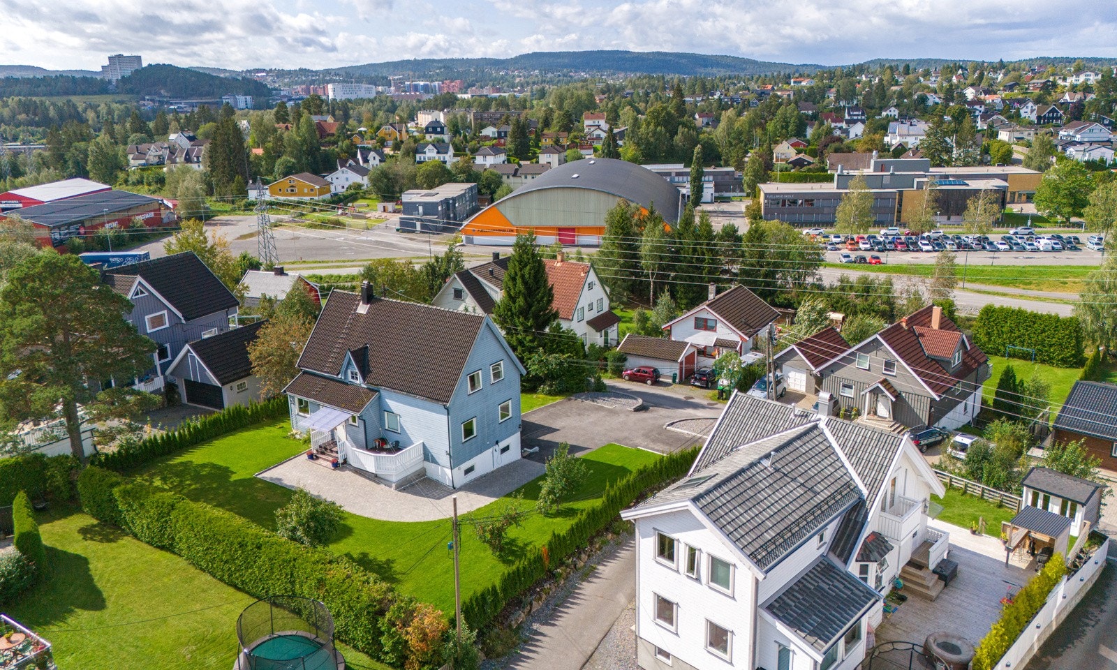 Ideell beliggenhet for barnefamilier med kort skolevei til barneskole, ungdomsskole og vgs. Galleribilde