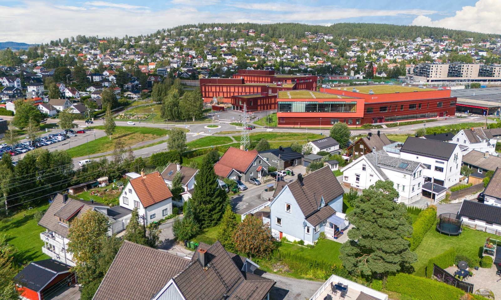 Boligen ligger rett ved den nye barneskolen. Galleribilde