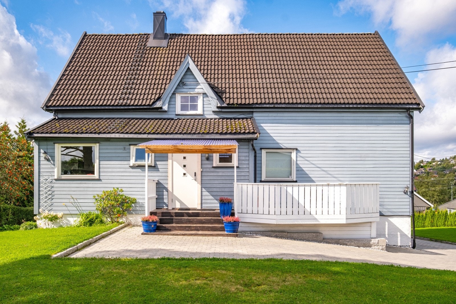Sjarmerende bolig med stor og svært pent opparbeidet tomt. Galleribilde