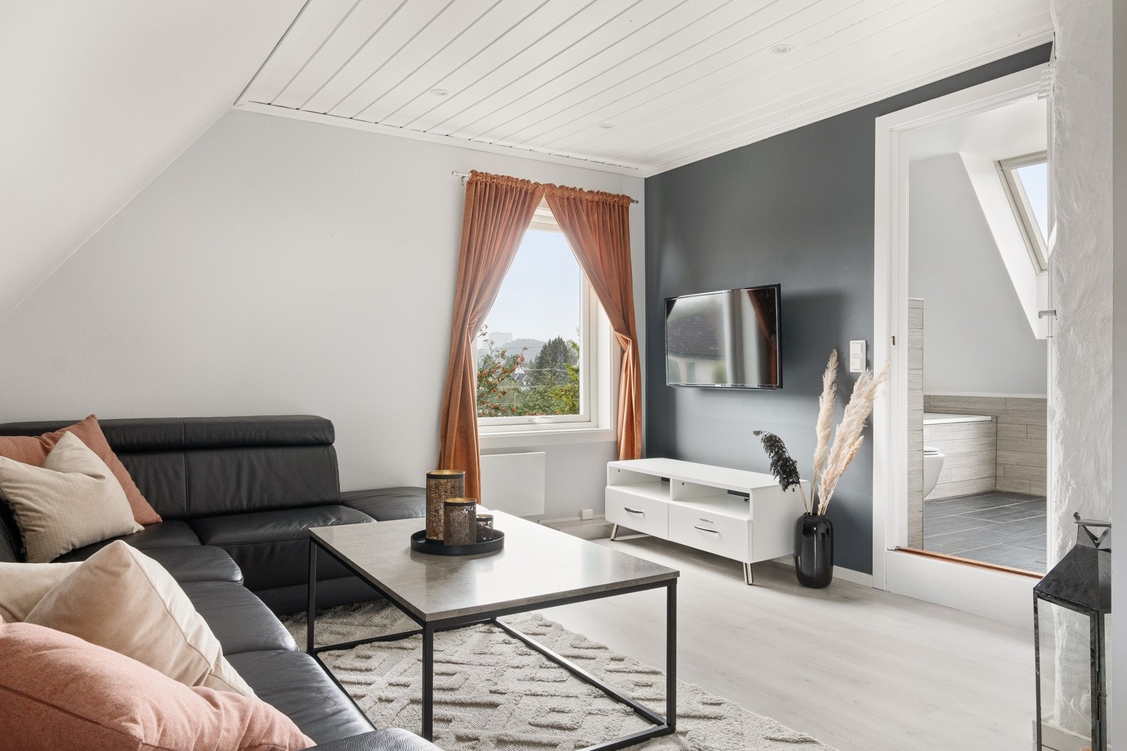 Det er helt ideelt med 2 stuer. Perfekt som lekerom for de minste, eller TV-stue for tenåringen. Galleribilde