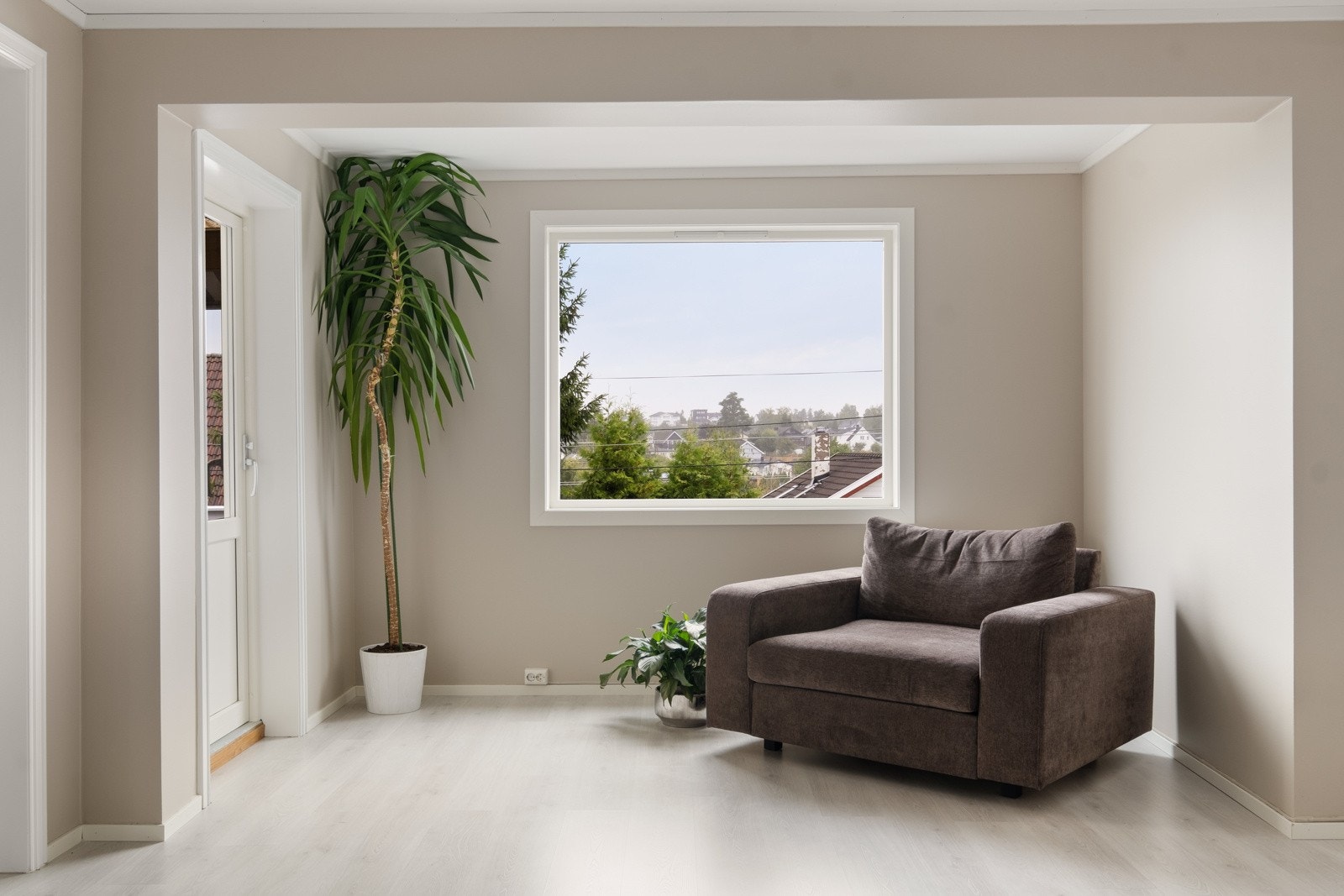 Adkomst til flott uteplass på ca. 40 m² med trapp ned til hagen. Galleribilde