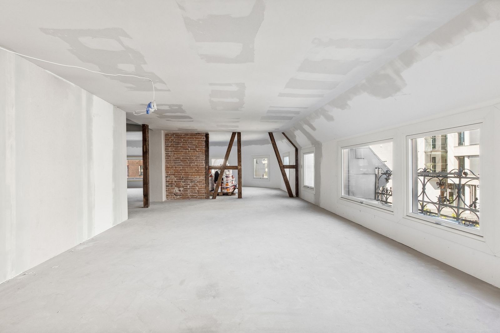 Lokalet har godt med naturlig lys og god takhøyde Galleribilde