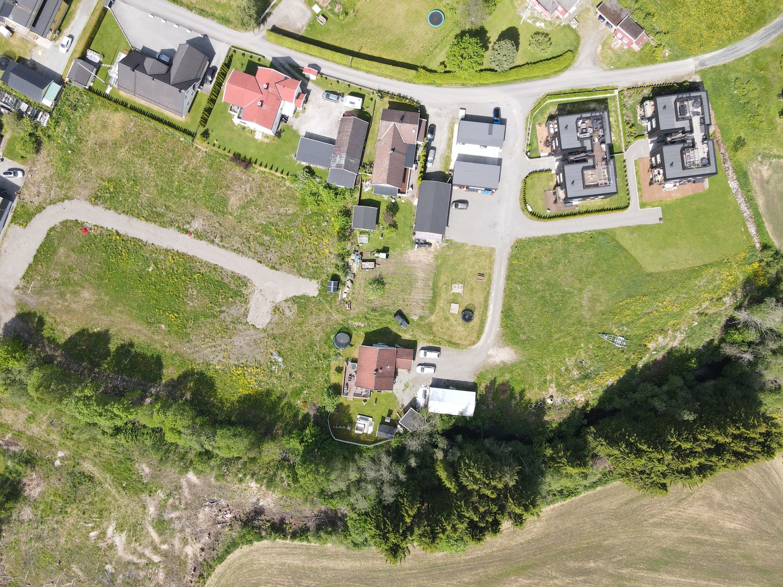 Dronebilde av de 12 byggeklare tomtene, vendt mot sør/vest. Tomt med nr 1-8 til venstre og 9-12 til høyre Galleribilde