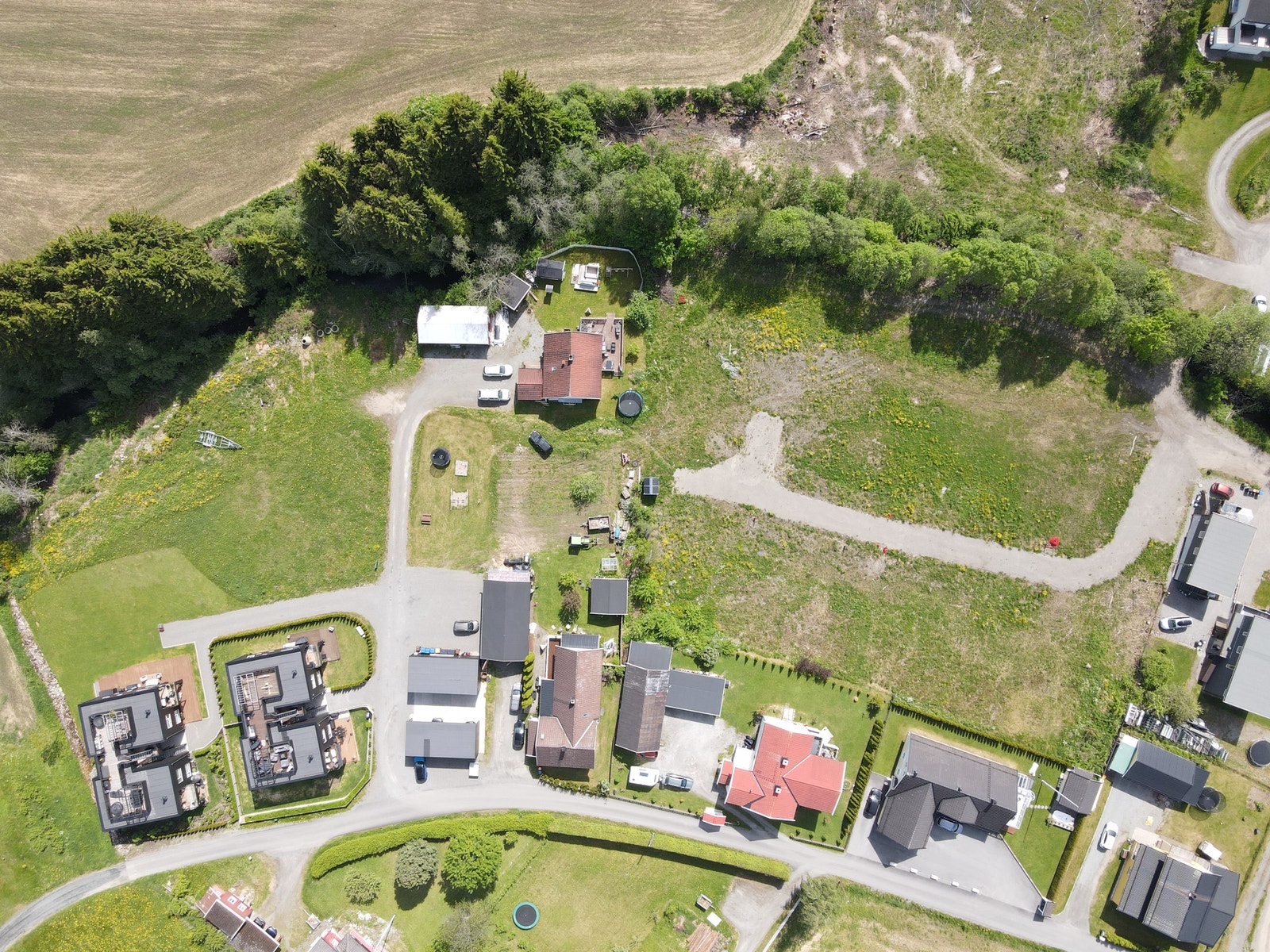 Dronebilde av tomtefeltet sett fra nord mot sør - tomt med nr 1-8 til høyre og 9-12 til venstre. Galleribilde