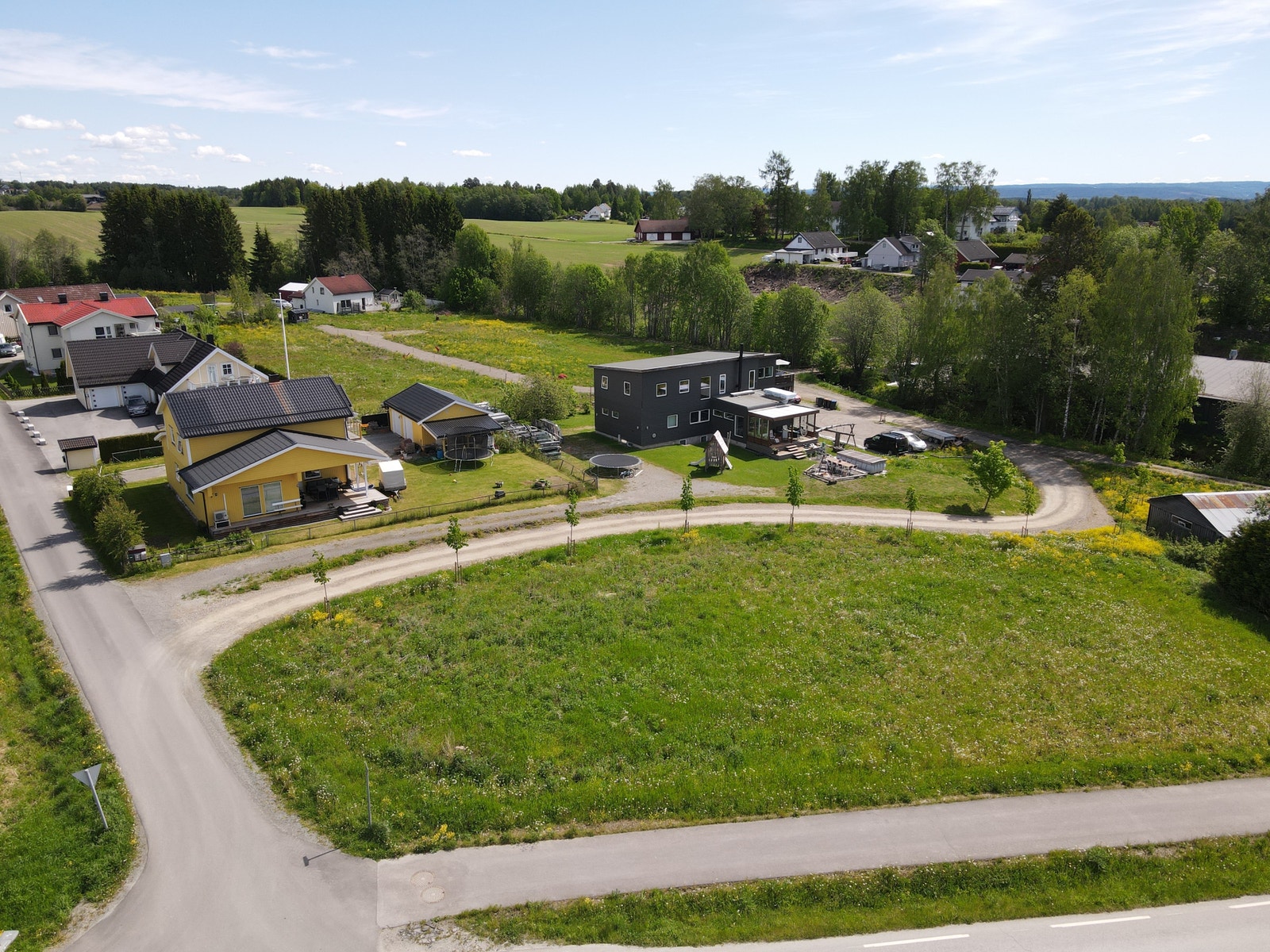 Adkomsten inn til feltet - flott opparbeidet med trerekke. Første inn til høyre kommer du til tomt med nr 1-8. Andre avkjøring inn til høyre kommer du til tom med nr 9-12 Galleribilde