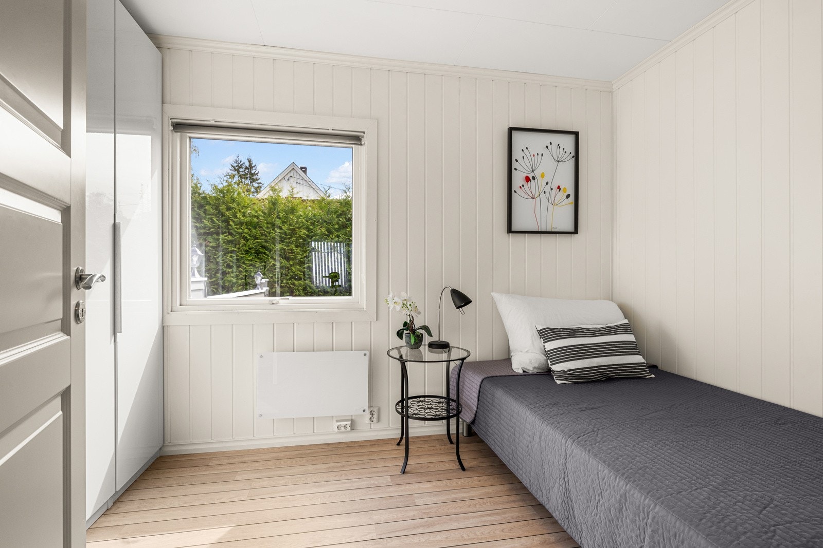 Rommene er av fin størrelse, med god plass til seng og garderobeløsninger Galleribilde