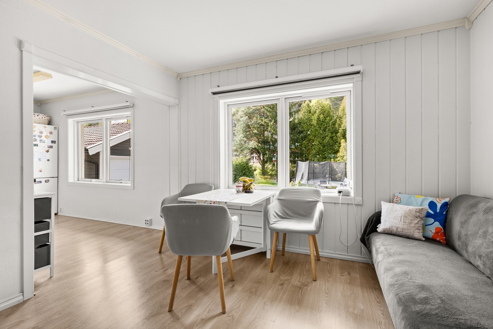 Utleiedel 1 har en trivelig og lys stue med god plass til både sofagruppe og spisebord Galleribilde