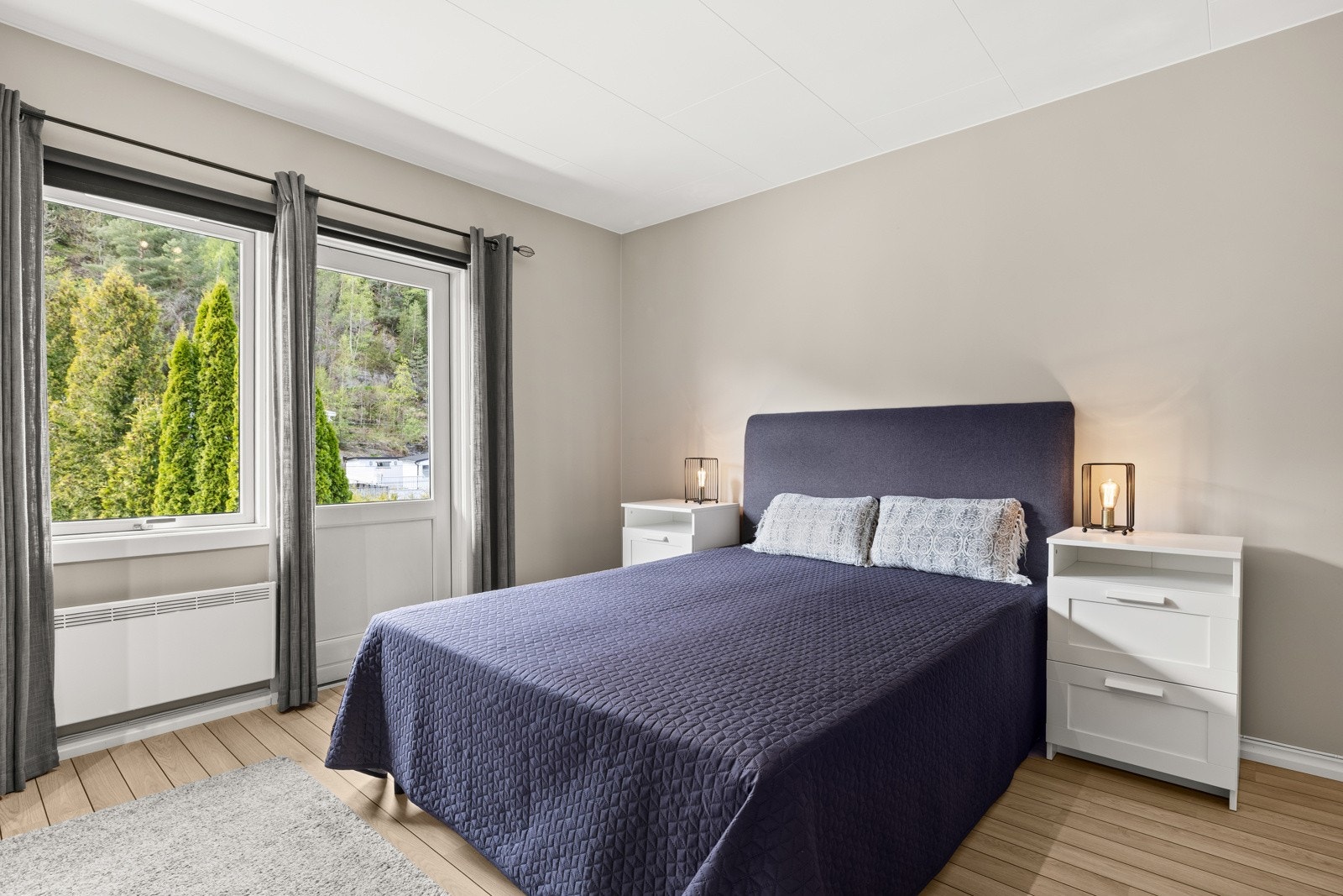 Boligen har fire lyse og innbydende soverom, alle med laminatgulv og lyse veggflater som skaper en moderne og harmonisk atmosfære. Galleribilde