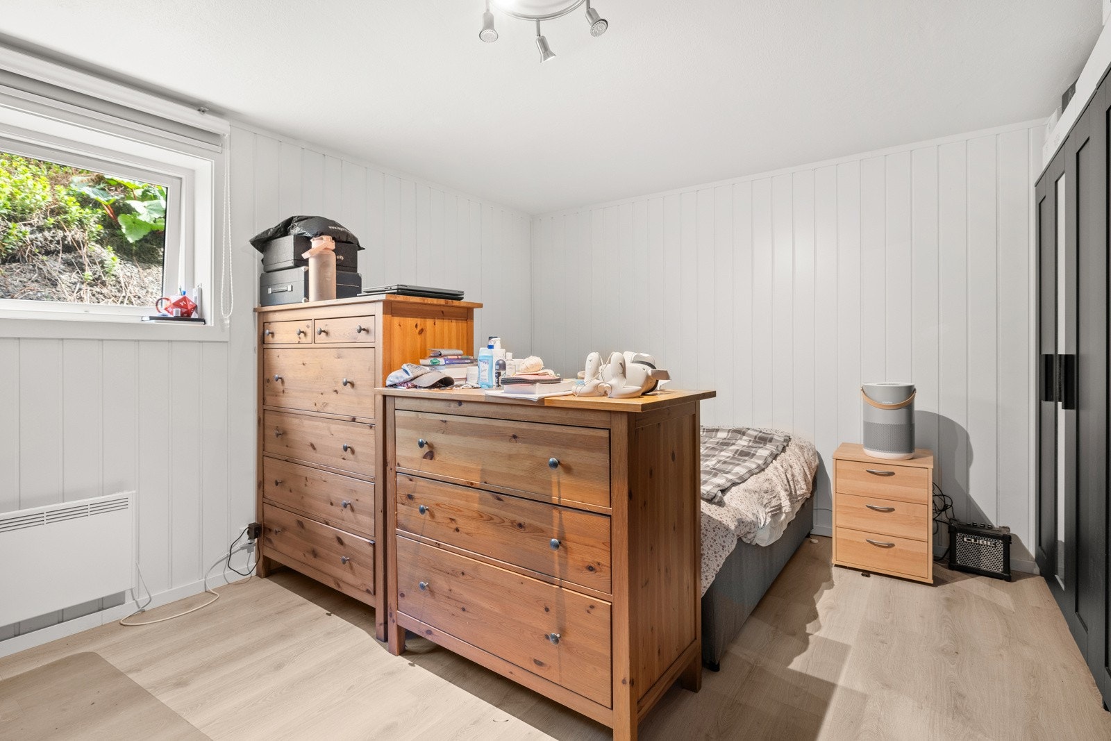 Utleiedelen har to lyse og praktiske soverom som gir fleksibilitet for både familier, par eller bofellesskap. Galleribilde