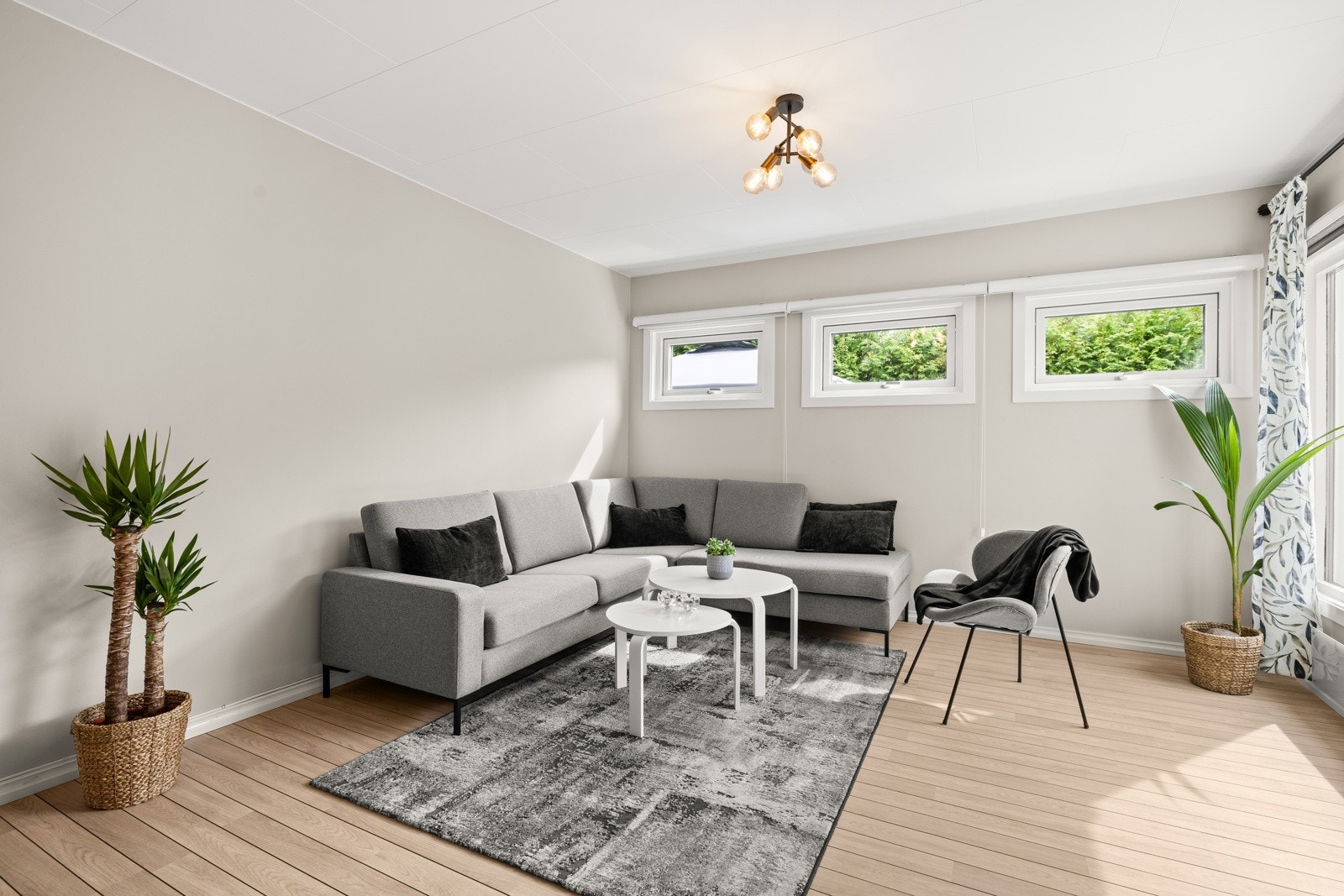 Gulvet er belagt med laminat som er både slitesterkt og lettstelt. Galleribilde