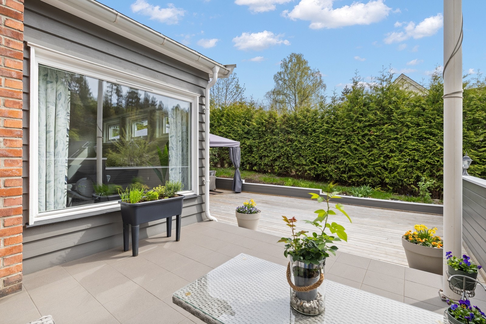 Fra stuen er det direkte utgang til en solrik balkong, som er tilknyttet en romslig terrasse Galleribilde