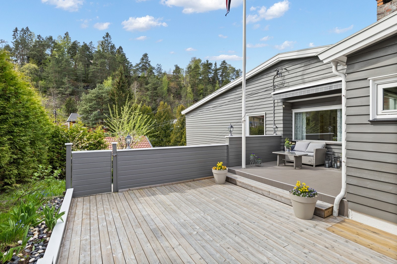 Balkongen er koblet til en treplatting på ca. 37 m², perfekt for sommerens sosiale anledninger Galleribilde