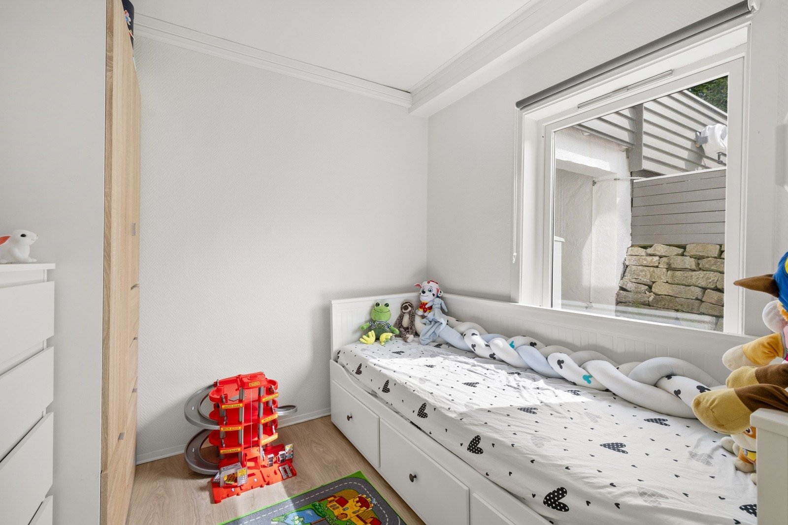 Innenfor hovedsoverommet ligger et ekstra rom som i dag er innredet som barnerom (rommet er byggemeldt som kontor) Galleribilde