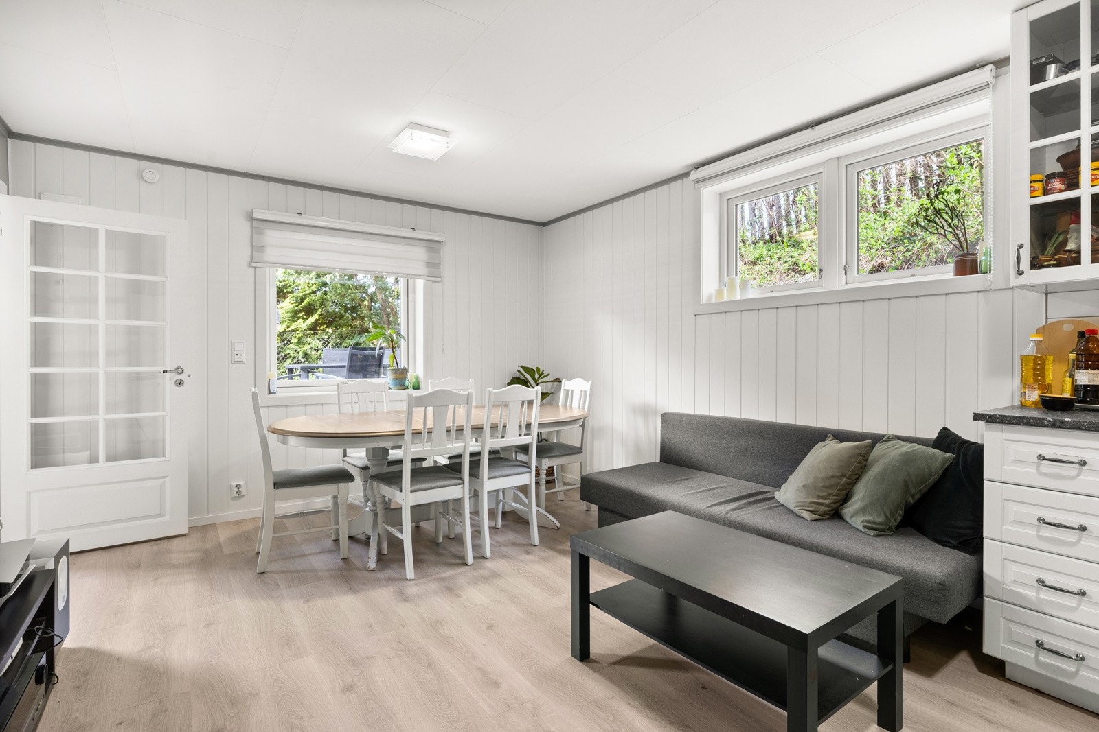 Store vinduer slipper inn rikelig med dagslys og gir utsikt mot grønne omgivelser. Galleribilde