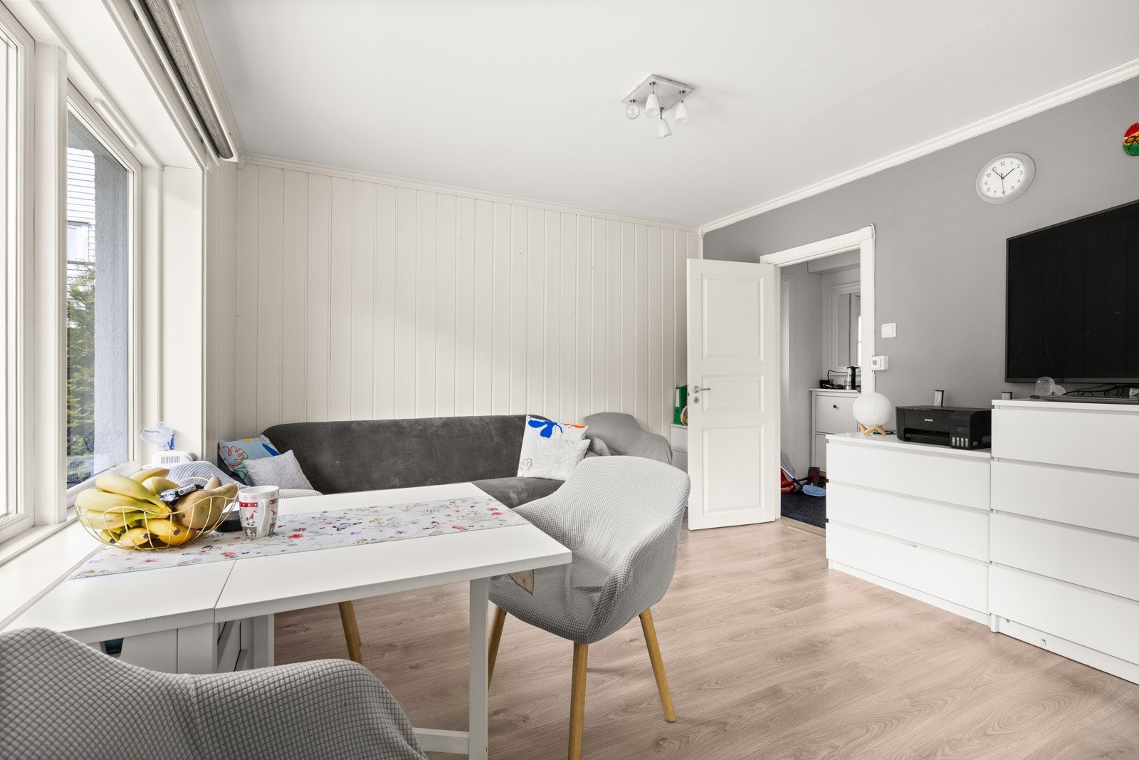 Overflatene består av laminatgulv med behagelig gulvvarme (installert i 2018), malte plater og trepanel på veggene, samt malt himling med takessplater Galleribilde