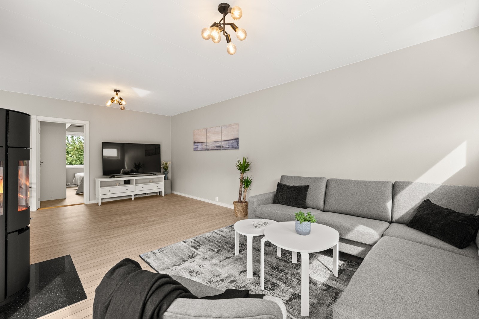Den åpne planløsningen gir god plass til både sofagruppe og spisebord. Galleribilde