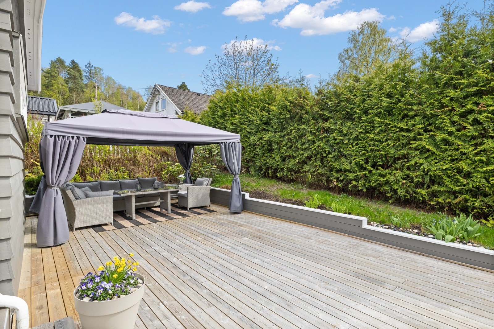 Fra terrassearealet har du videre tilgang til eiendommens plenarealer Galleribilde