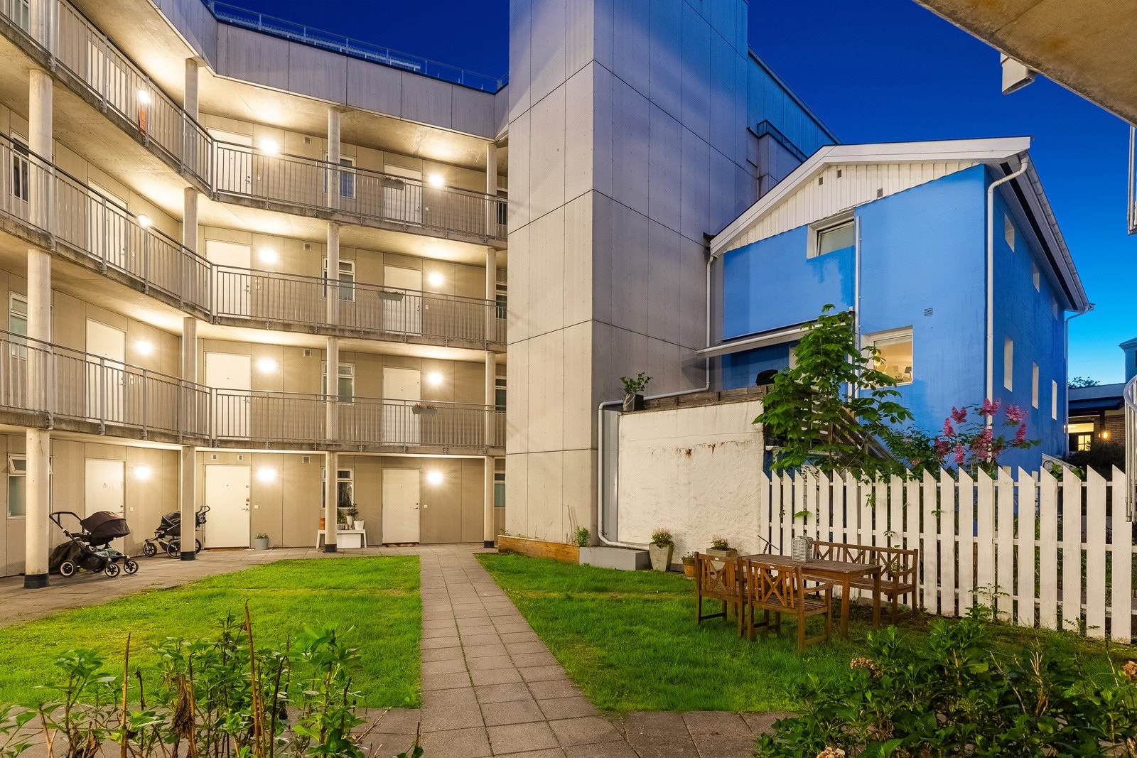 Borettslaget har et indre gårdsrom opparbeidet med plen betongheller og sittegruppe med inngang via felles atrium. Trappefri adkomst med heis til alle plan! Galleribilde