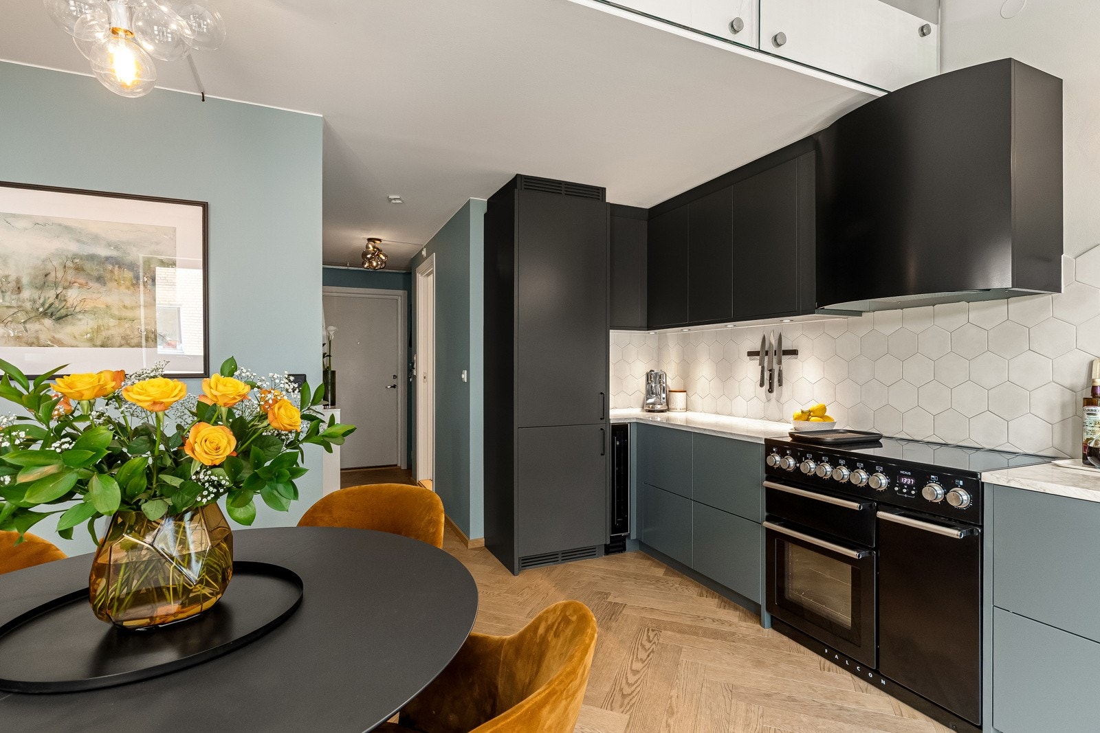 Innredningen er også utstyrt med helintegrerte hvitevarer som kjøle-/fryseskap, oppvaskmaskin, vinskap, komfyr fra Falcon med tre ovner og lekker kjøkkenventilator fra Røroshetta. Galleribilde