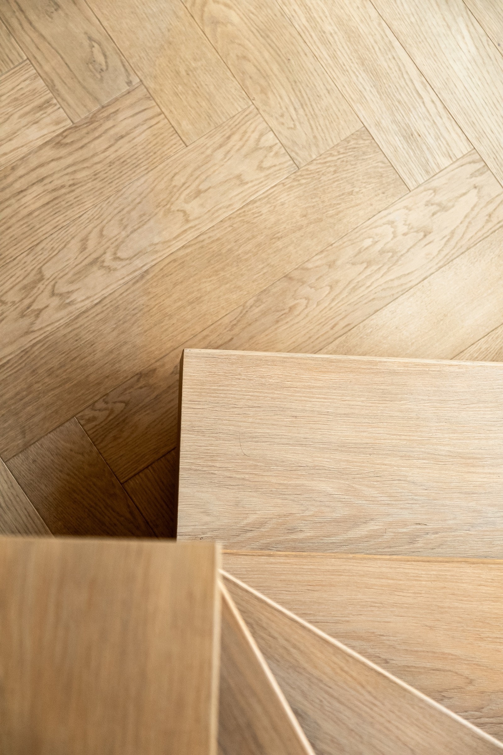 Gulv og trappetrinn av eik i flott harmoni! Galleribilde