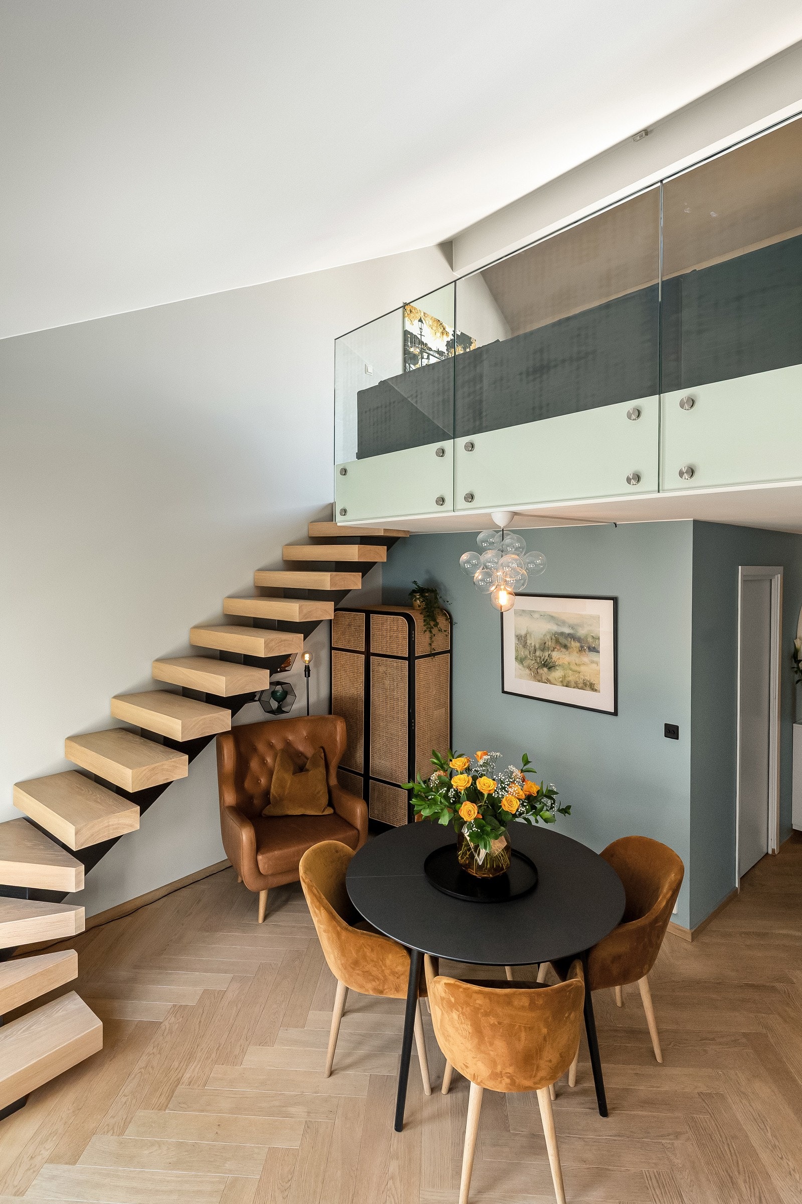 Leiligheten har et lekkert enstavs fiksbeinsgulv av hvitpigmentert eik fra 2021, levert av Timberwise i fargen Snøhetta. Galleribilde