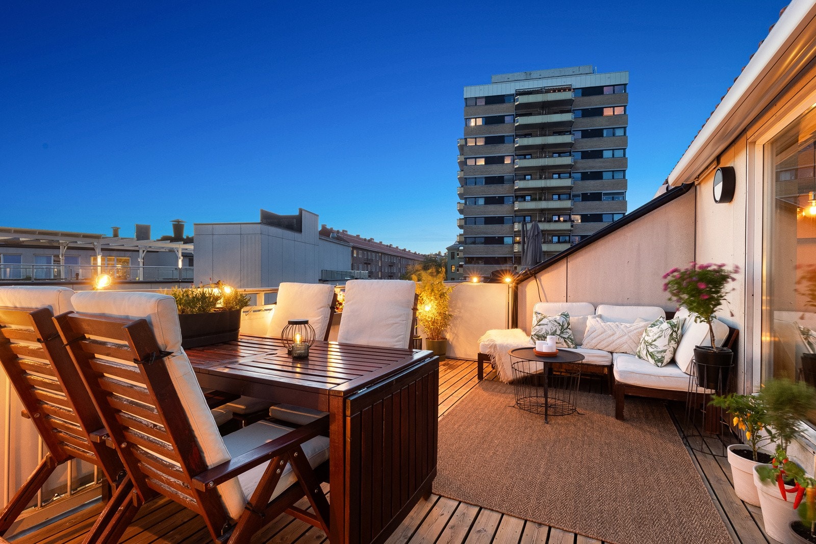 Leiligheten har to uteplasser, en balkong og en privat takterrasse. Dette gir sol fra formiddag til solnedgang på sommertid! Galleribilde