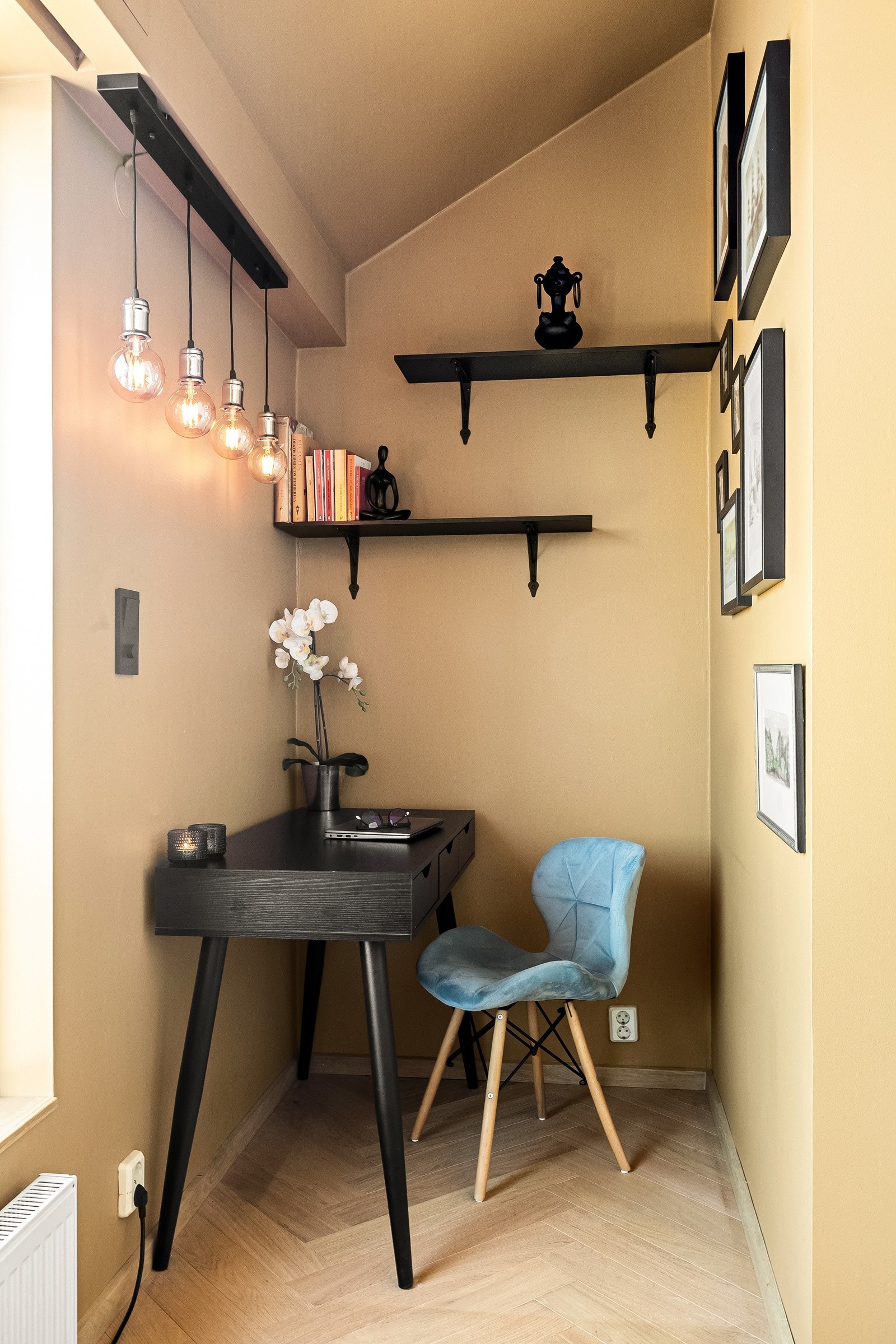 Praktisk kontorhjørne i toppetasjen. Galleribilde