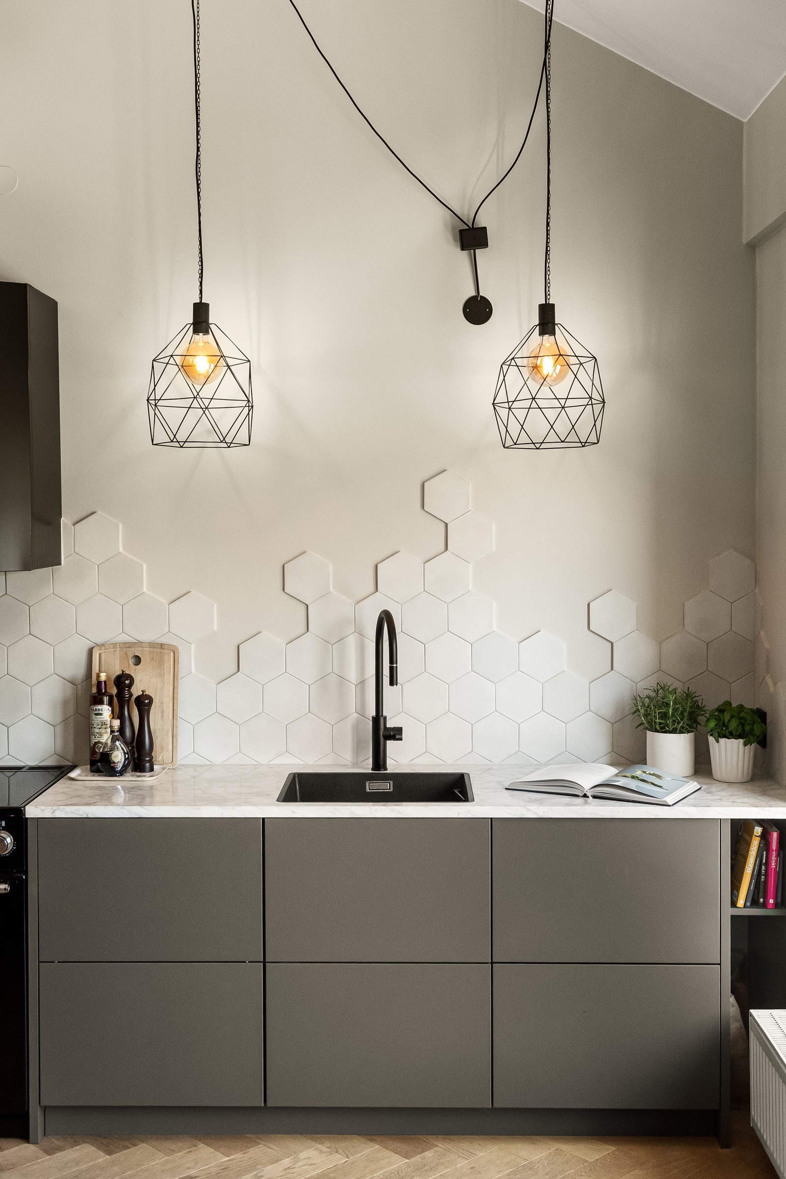 Den generøse takhøyde og de stor vindusflatene gir kjøkkenet godt med naturlig lys og gode arbeidsforhold. Galleribilde