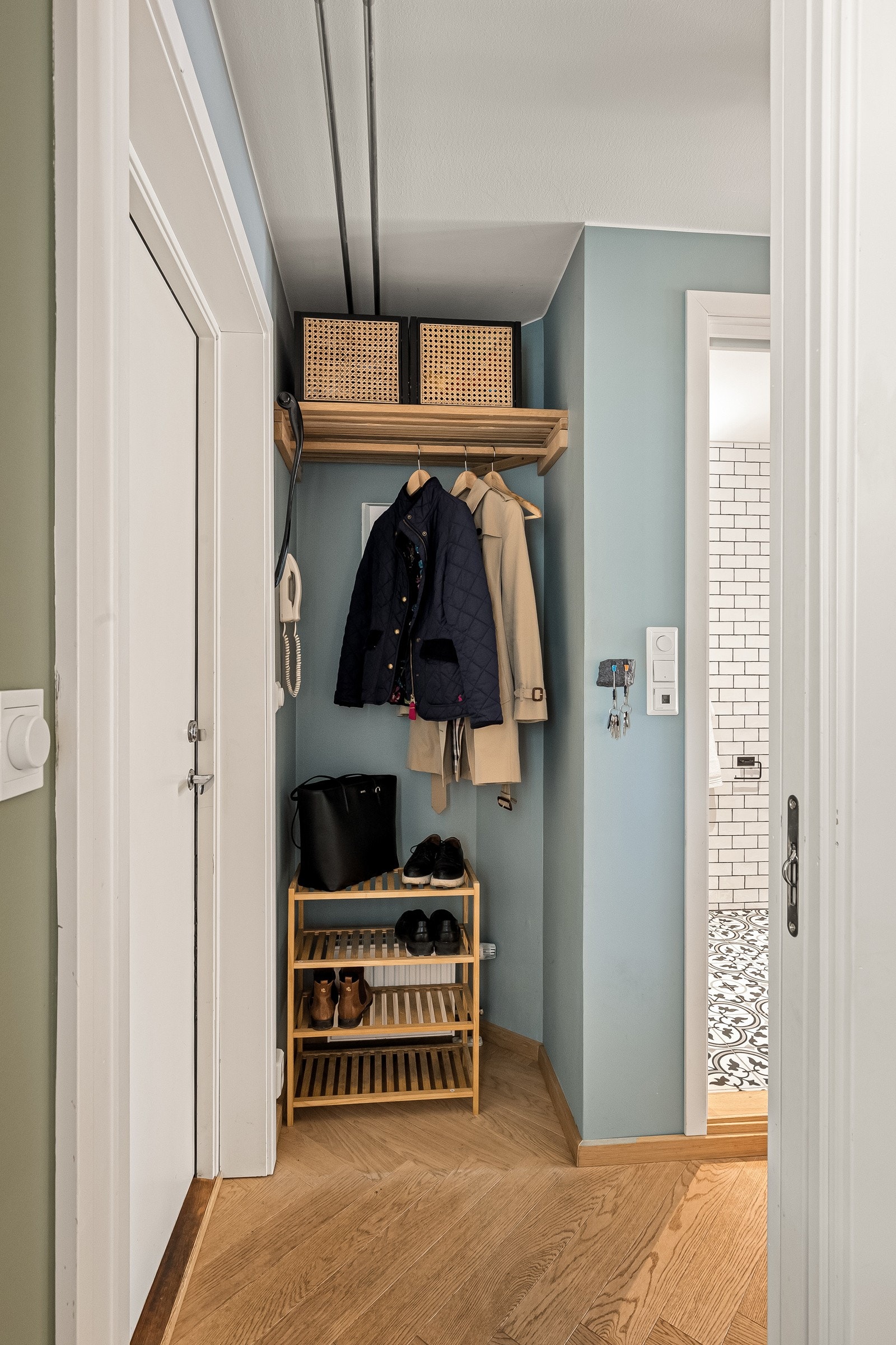 Entréen har en praktisk nisje for smart oppbevaring av ytterklær og plassering av sko. Velkommen inn! Galleribilde