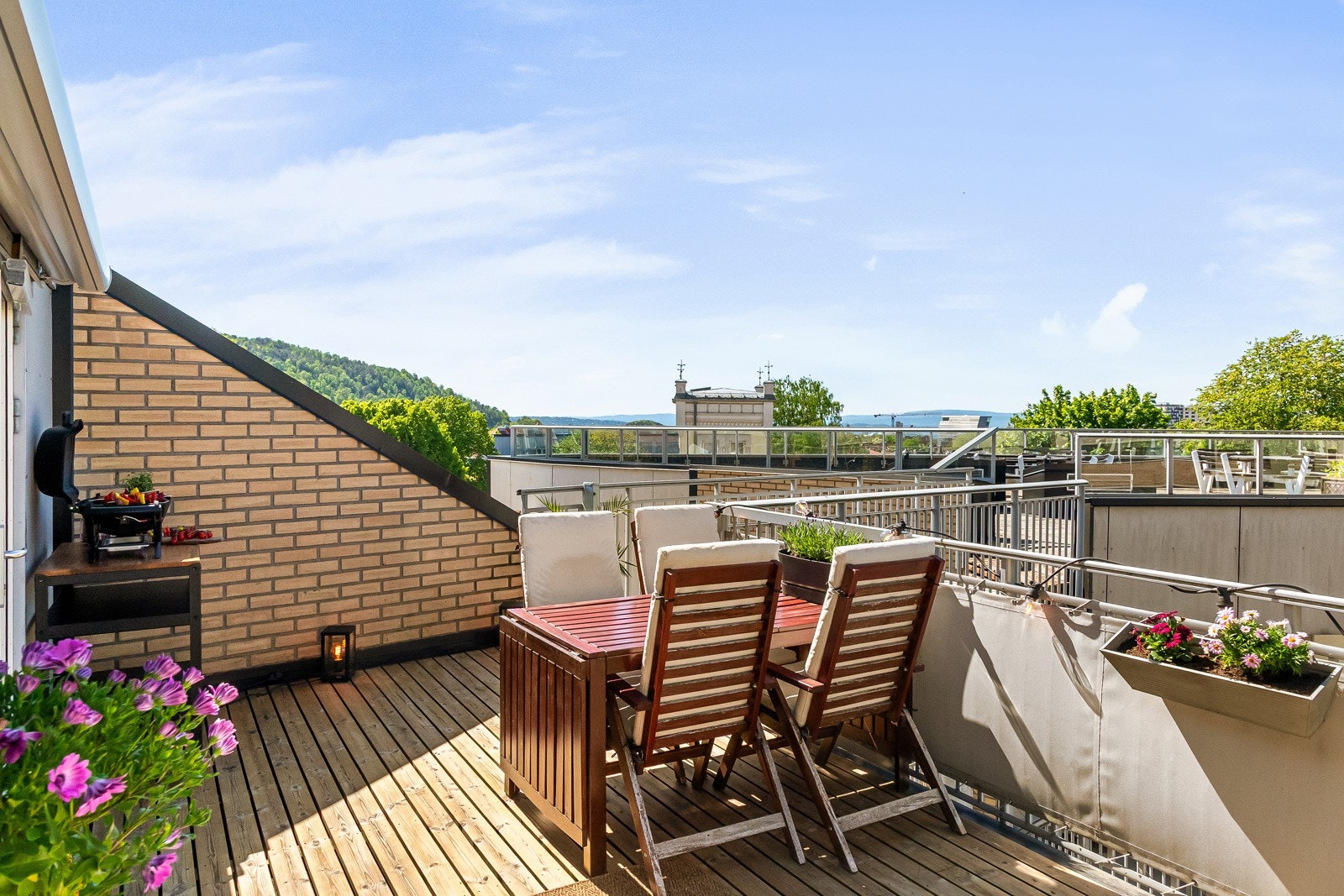 Fra leilighetens toppetasje har man direkte adkomst til privat nordvestvendt takterrasse på hele 18m² med fantastiske solforhold! Galleribilde