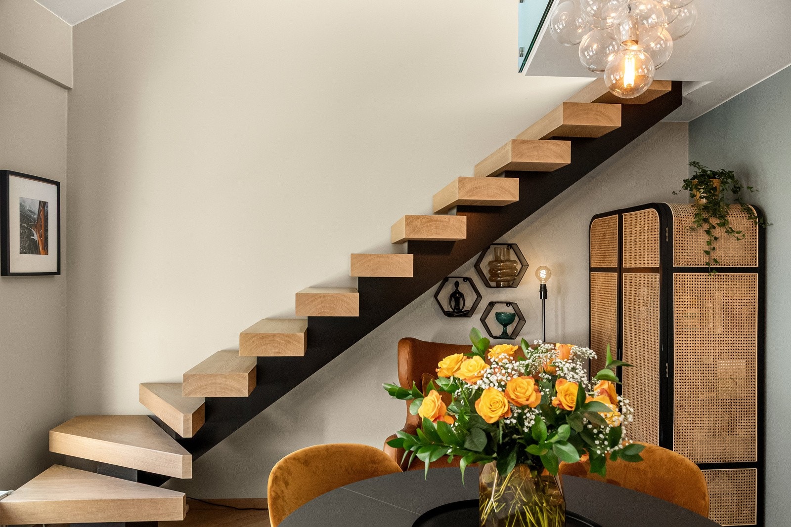 Leiligheten er smykket med en spesialtilpasset trapp mellom leilighetens to plan, med midtvange av sort stål og trappetrinn i heltre eik med fargen "Snøhetta". Galleribilde