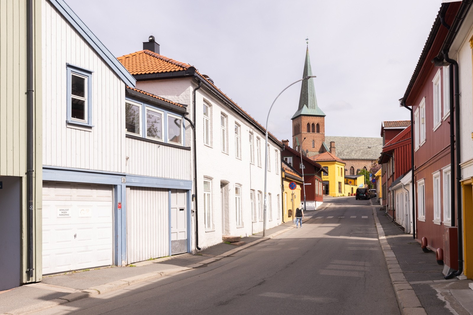 Kampen kirke et et flott landemerke blant den koselige trehusbebyggelsen. Galleribilde